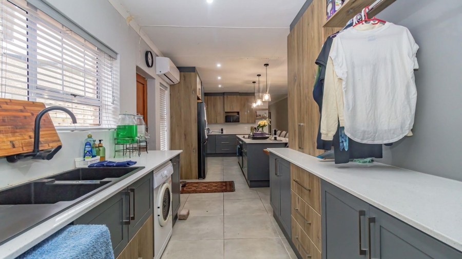 3 Bedroom Property for Sale in Fraaiuitsig Western Cape